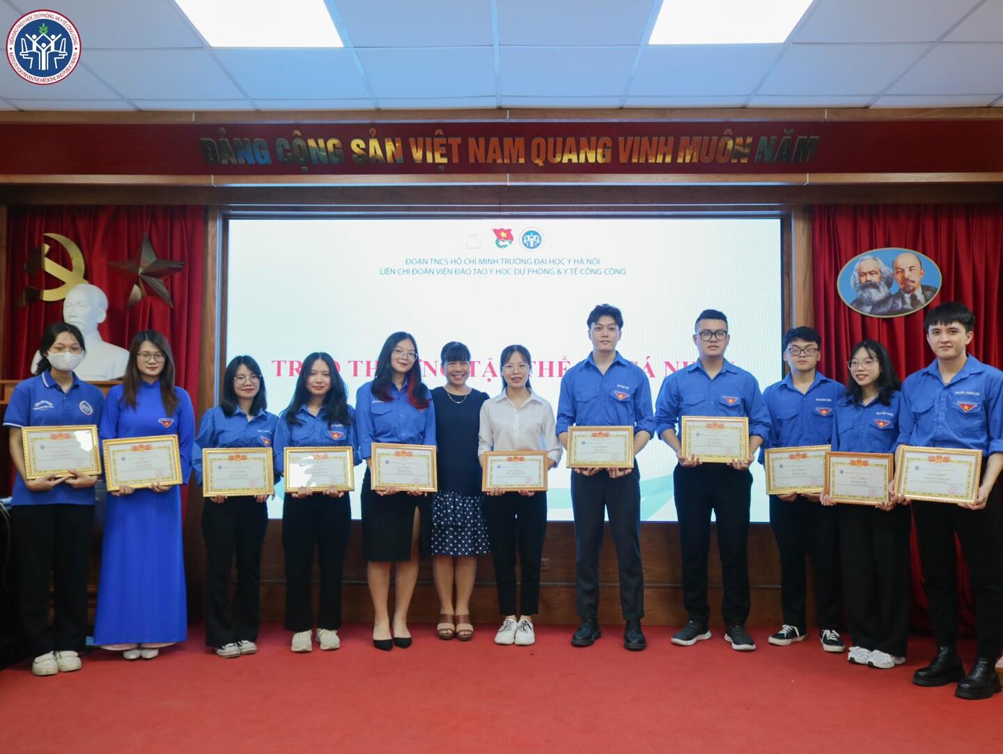 GS.TS Lê Thị Hương, trao giấy khen Viện trưởng cho các đồng chí có thành tích xuất sắc trong công tác Đoàn và phong trào thanh niên của Viện. 