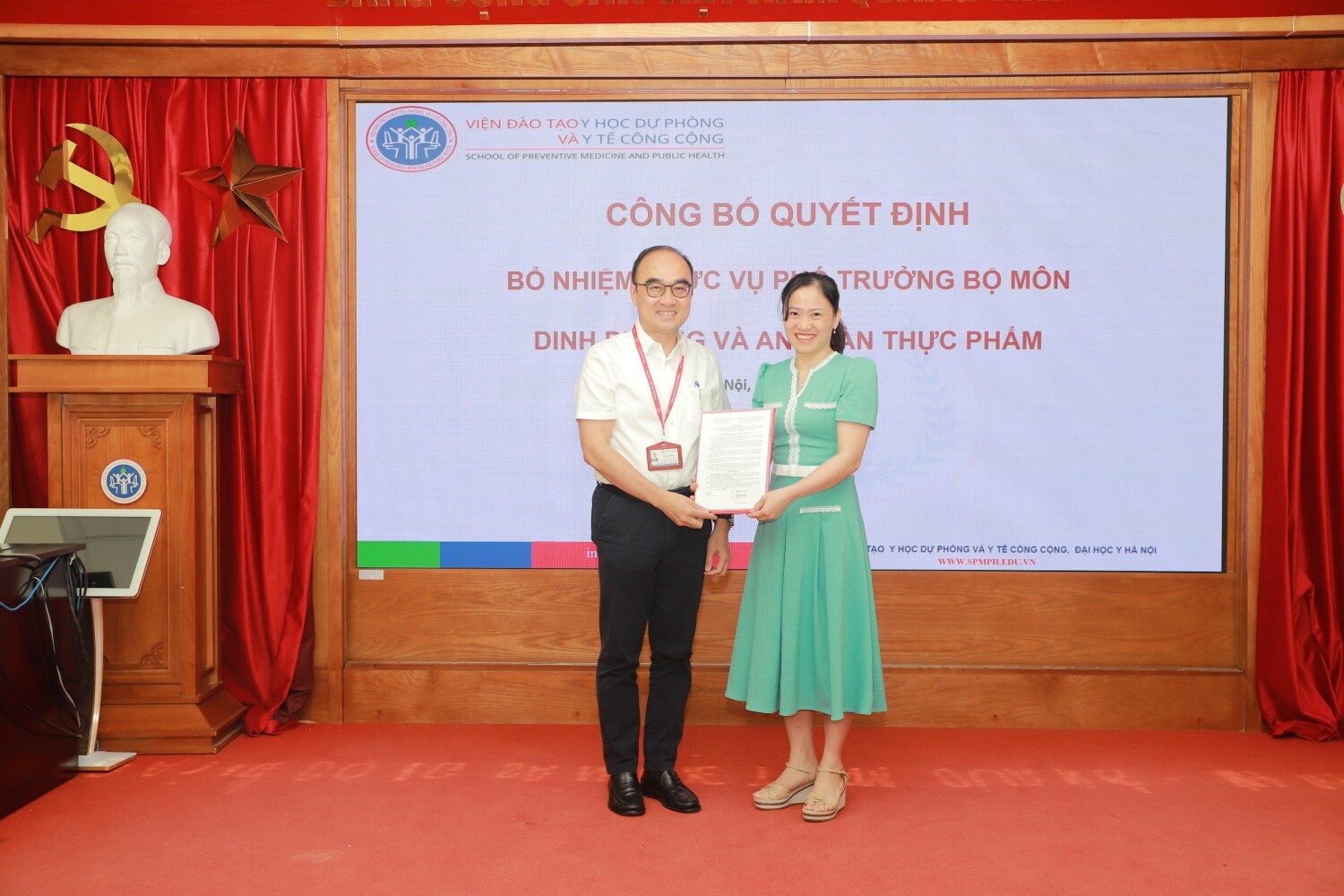 PGS.TS. Lê Minh Giang - Viện trưởng, trao Quyết định bổ nhiệm Phó trưởng BM DD và ATTP